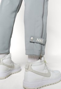 Nike Sportswear CIRCA PANT - Träningsbyxor - particle grey/coconut milk