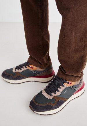 Zapatillas con una mezcla de malla gris, ante azul oscuro y acentos burdeos. Presentan un diseño de cordones y un destacado logo en el lateral.