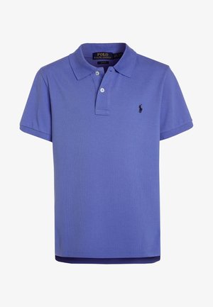 Camisa polo morada hecha de algodón texturizado, con collar clásico, tapeta de tres botones y un pequeño logo bordado en el pecho.