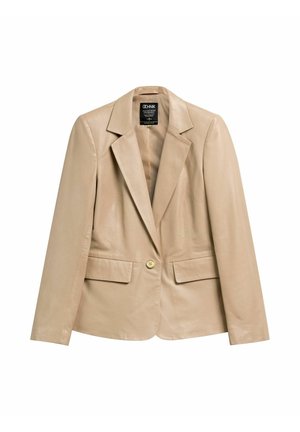 Beżowa skórzana marynarka damska na jeden guzik z klapami z wycięciem i przednimi kieszeniami z patką, przeznaczona na formalne lub codzienne okazje.