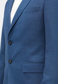 Blazer albastru dintr-un material texturat, cu un design cu un singur rând de nasturi, două nasturi negri, un buzunar pe piept și rever subțire.