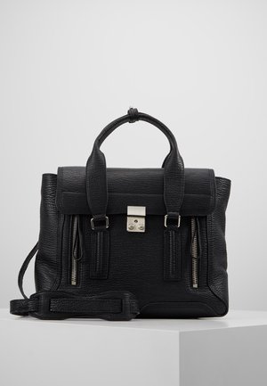 Czarna torebka ze skóry o fakturze z podwójnymi górnymi uchwytami, przednią klapką, srebrną klamrą, pionowymi zamkami błyskawicznymi oraz odpinanym paskiem na ramię na białym tle.