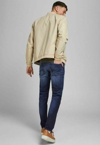 Jack & Jones JJIMIKE JJORIGINAL - Jeans straight leg - Vaqueros rectos - blue denim