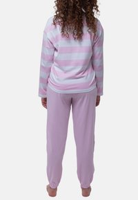 Maglietta a maniche lunghe a righe rosa chiaro e bianche con pantaloni rosa abbinati a vestibilità comoda, realizzati in tessuto morbido e con polsini elasticizzati.