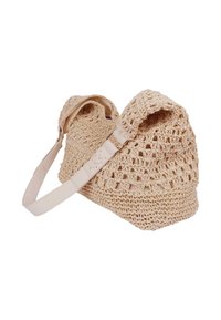 Háčkovaná slámová taška v světle béžové barvě se strukturovaným tvarem, disponující širokým, nastavitelným popruhem z umělé kůže a měkkým, nabíraným horním okrajem.