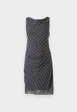 Černé šaty bez rukávů, ke kolenům, s diagonálními bílými, modrými a šedými pruhy a s volným, prohloubeným designem.