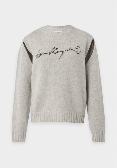 Pull en maille gris clair avec manches longues, poignets et ourlet côtelés, texte signature noir sur la poitrine et panneaux en mesh foncé aux épaules.