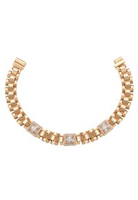 Náramok z pozláteného kovu s prepojenými segmentmi, tromi štvorcovými akcentovými kameňmi obklopenými menšími priehľadnými kameňmi, s lesklým povrchom a bezpečnou sponou.