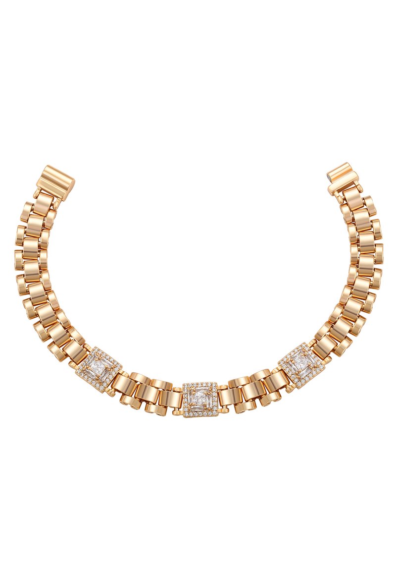 Náramok z pozláteného kovu s prepojenými segmentmi, tromi štvorcovými akcentovými kameňmi obklopenými menšími priehľadnými kameňmi, s lesklým povrchom a bezpečnou sponou.