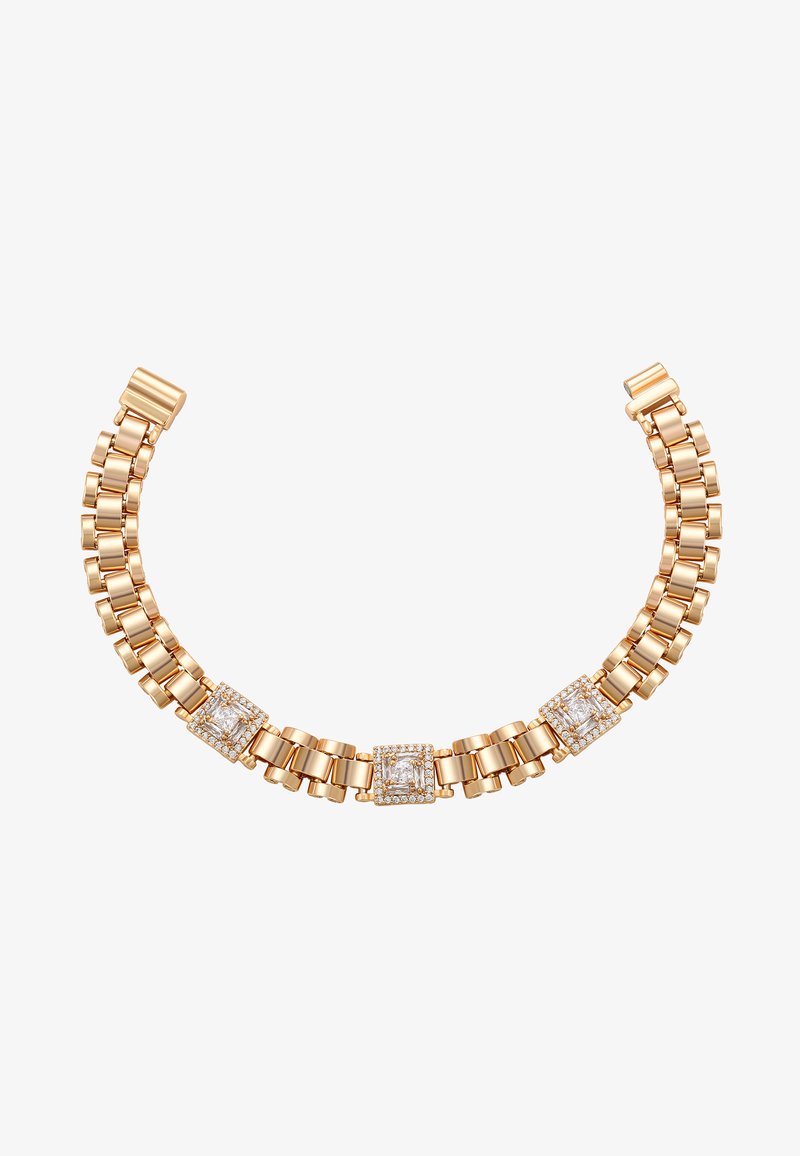 Náramok z pozláteného kovu s prepojenými segmentmi, tromi štvorcovými akcentovými kameňmi obklopenými menšími priehľadnými kameňmi, s lesklým povrchom a bezpečnou sponou.