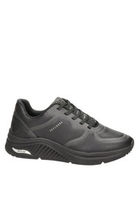 Baskets noires Skechers Arch Fit avec un design texturé, fermeture à lacets à l’avant et semelle épaisse pour le soutien de la voûte plantaire, vue latérale sur fond blanc.