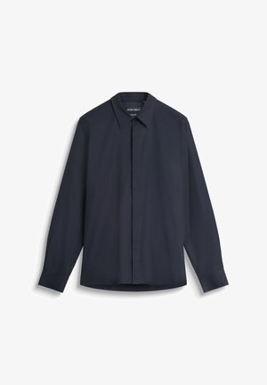 Donkerblauwe langemouwen shirt van gladde stof, met een spitse kraag, middenplacket en een losse pasvorm met afgeronde zoom.