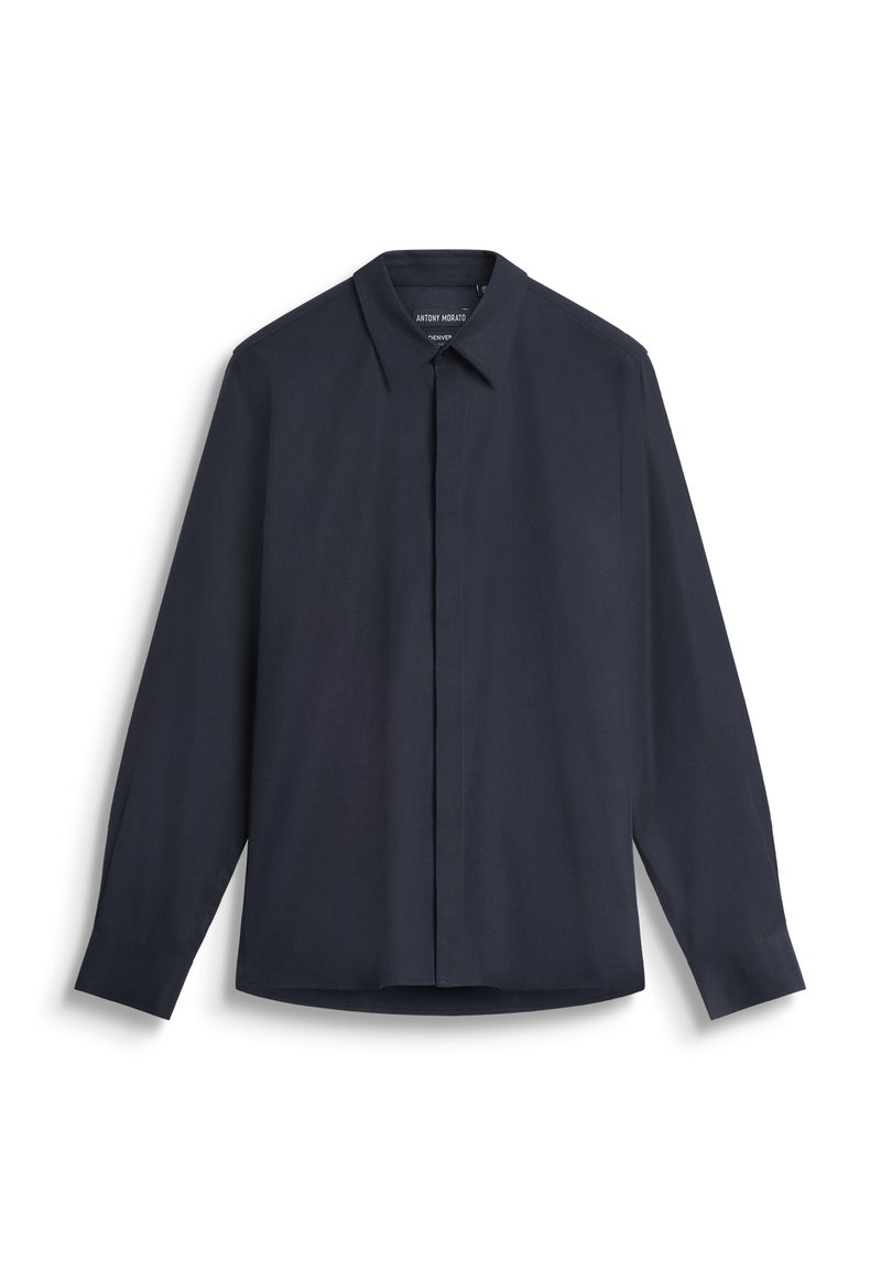 Camisa de manga larga de un oscuro color marino, hecha de una tela suave, con cuello puntiagudo, tapeta central y un corte relajado con dobladillo curvado.