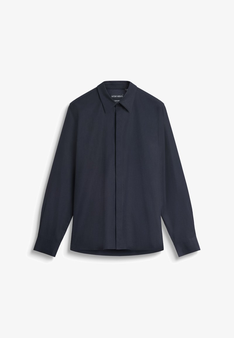 Maglietta a maniche lunghe di un blu navy scuro, realizzata in tessuto morbido, con colletto a punta, patta centrale e vestibilità rilassata con orlo curvo.