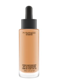 Flasche des MAC Studio Waterweight Foundations in einem durchscheinenden Glasbehälter, mit einem schwarzen Tropfenverschluss, bernsteinfarbener Flüssigkeit und Textetikett.