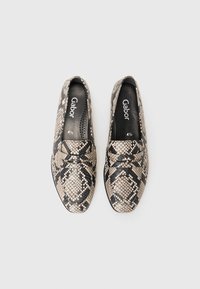 Baskets avec un motif imprimé serpent beige et noir, semelles rembourrées, matière en cuir lisse et un design à enfiler.
