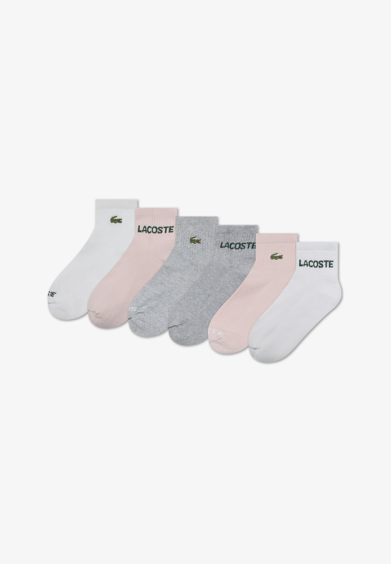 Σετ από έξι κάλτσες μέσης σε λευκό, ροζ και γκρι. Κάθε κάλτσα διαθέτει ριμπ μανσέτα και το λογότυπο 'Lacoste' με διακριτικό αλιγάτορα.