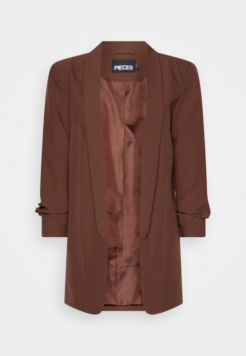 Blazer marron pour femme à devant ouvert avec manches trois-quarts et doublure satinée lisse, portant l'étiquette "PIECES" à l'intérieur du col.