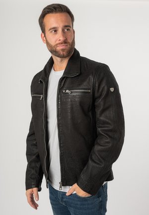 Schwarze Lederjacke mit strukturiertem Finish, ausgestattet mit einem Druckknopfkragen, zwei vorderen Reißverschlusstaschen und einem dezenten Logo auf der Schulter.