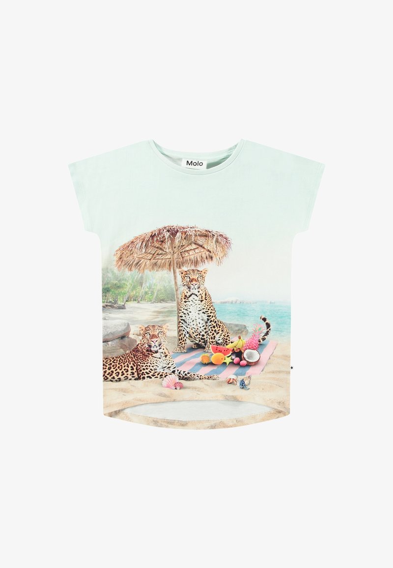 Mintgroene T-shirt met korte mouwen met een strandscène waarop twee leopards onder een rieten parasol liggen, met kleurrlijk fruit op een roze mat.