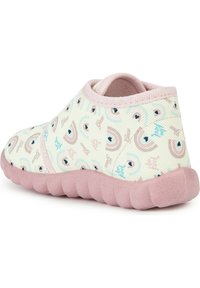 Helle Pastellfarbene Slipper aus strukturiertem, bedrucktem Stoff mit Mustern von Regenbögen und Herzen; verfügt über eine pinkfarbene Gummisohle.