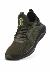 Sneakers Puma w ciemnooliwkowej siateczce z czarnymi akcentami, z teksturowaną cholewką, wyraźnym logo i eleganckim, lekkim wzornictwem.