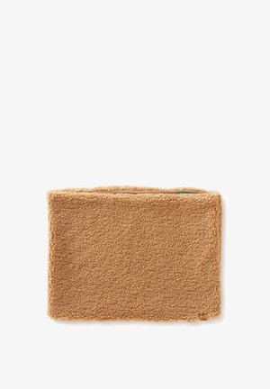 Beige fleece zak met een gestructureerd, zacht oppervlak. Rechthoekige vorm, zonder details, met een klein merklabel in de onderste hoek.