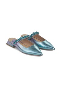 Mules metálicos azul gradiente con punteras puntiagudas, tacones cortos y una correa adornada con cristales azules a lo largo del empeine.