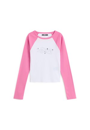 Koszula z długim rękawem, z białym korpusem i różowymi rękawami raglanowymi, o krótkim kroju, z czarnym wzorem graficznym z przodu.