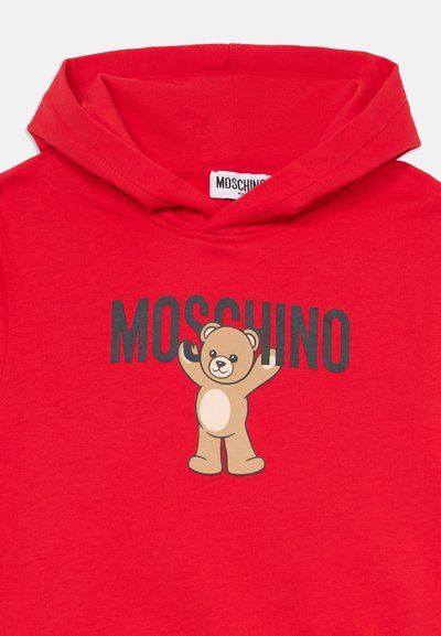 Röd bomullshoodie med en björngrafik och "MOSCHINO" i fet svarta bokstäver. Mjuk textur med en klassisk huvdesign.