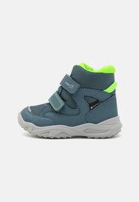 Bota infantil en azul y gris con un collar acolchado, acentos de malla y dos correas ajustables de Velcro. Cuenta con una suela texturizada y material impermeable.