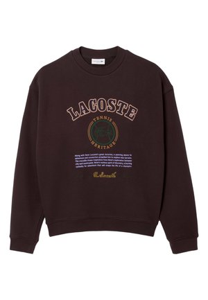 Sweatshirt de culoare maro închis, cu un text grafic pe față în diverse culori, inclusiv "LACOSTE", "TENIS" și "HERITAGE". Manșete și guler cu nervuri.