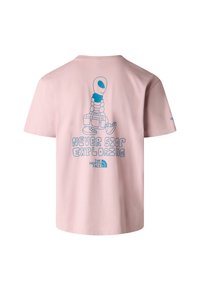 T-shirt en coton rose clair avec un graphisme bleu représentant un astronaute portant un sac, et la phrase « NEVER STOP EXPLORING » au-dessus.