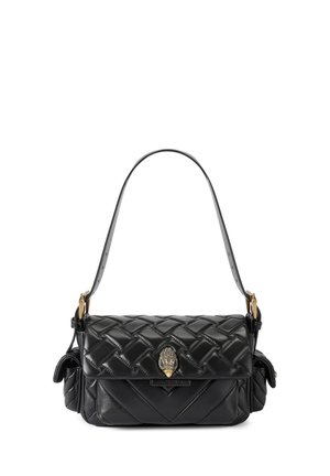 Sac à bandoulière en cuir noir matelassé avec un fermoir décoratif doré et des poches latérales, doté d'une bandoulière réglable avec des éléments dorés.