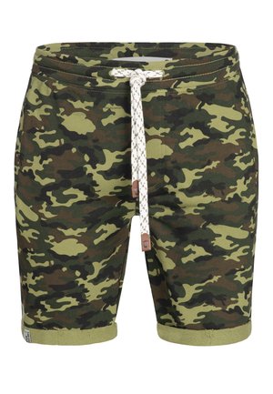 Szorty w kamuflażu w odcieniach zieleni i brązu, posiadające wiązanie w pasie, podwinięte nogawki oraz lekki materiał teksturowany o gładkim wykończeniu.