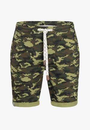 Szorty w kamuflażu w odcieniach zieleni i brązu, posiadające wiązanie w pasie, podwinięte nogawki oraz lekki materiał teksturowany o gładkim wykończeniu.