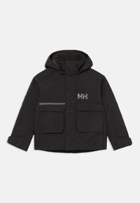 Schwarze, mit Kapuze versehene Winterjacke mit Fronttaschen, reflektierendem Streifen über der linken Tasche und reflektierendem "HH"-Logo auf der Brust.