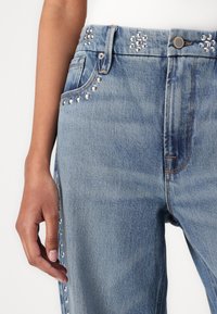 Good American GOOD ICON STUDDED  - Straight leg jeans - indigo