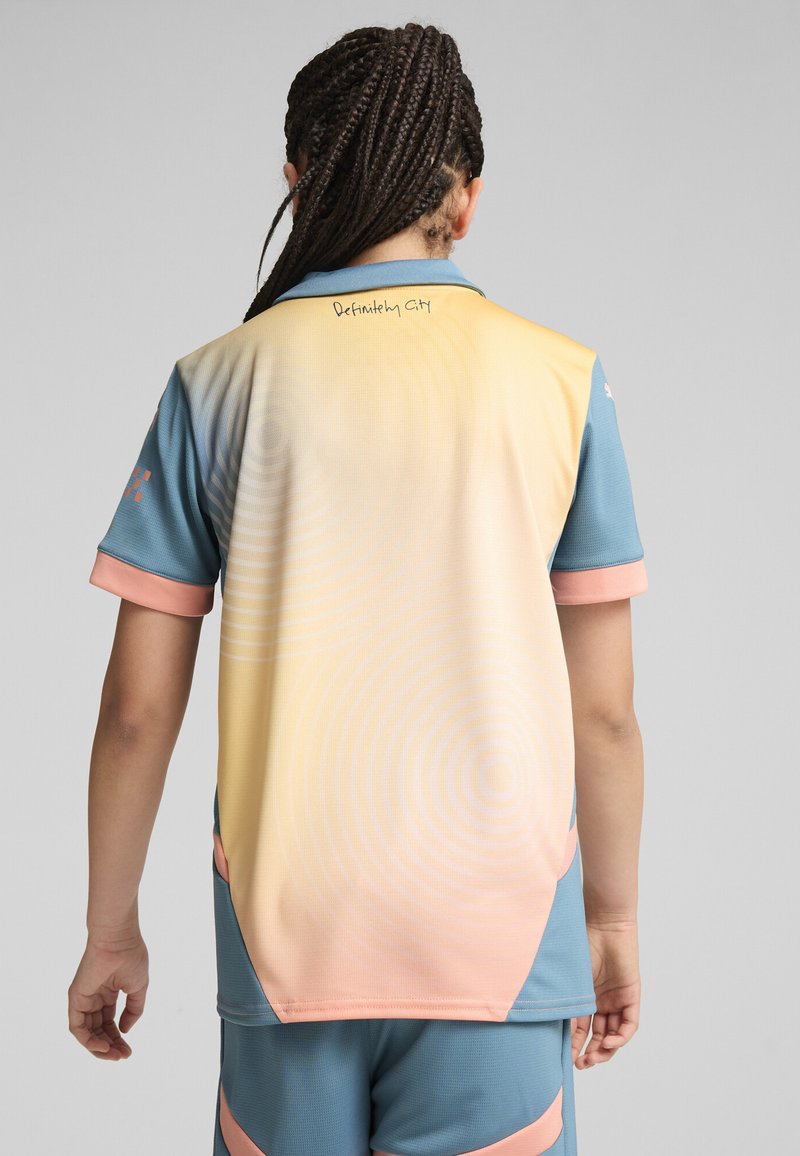 Krátky rukáv atlétske tričko v modrej, žltej a ružovej farbe. Obsahuje kruhový vzor, rebrovaný golier a nápis na chrbte.