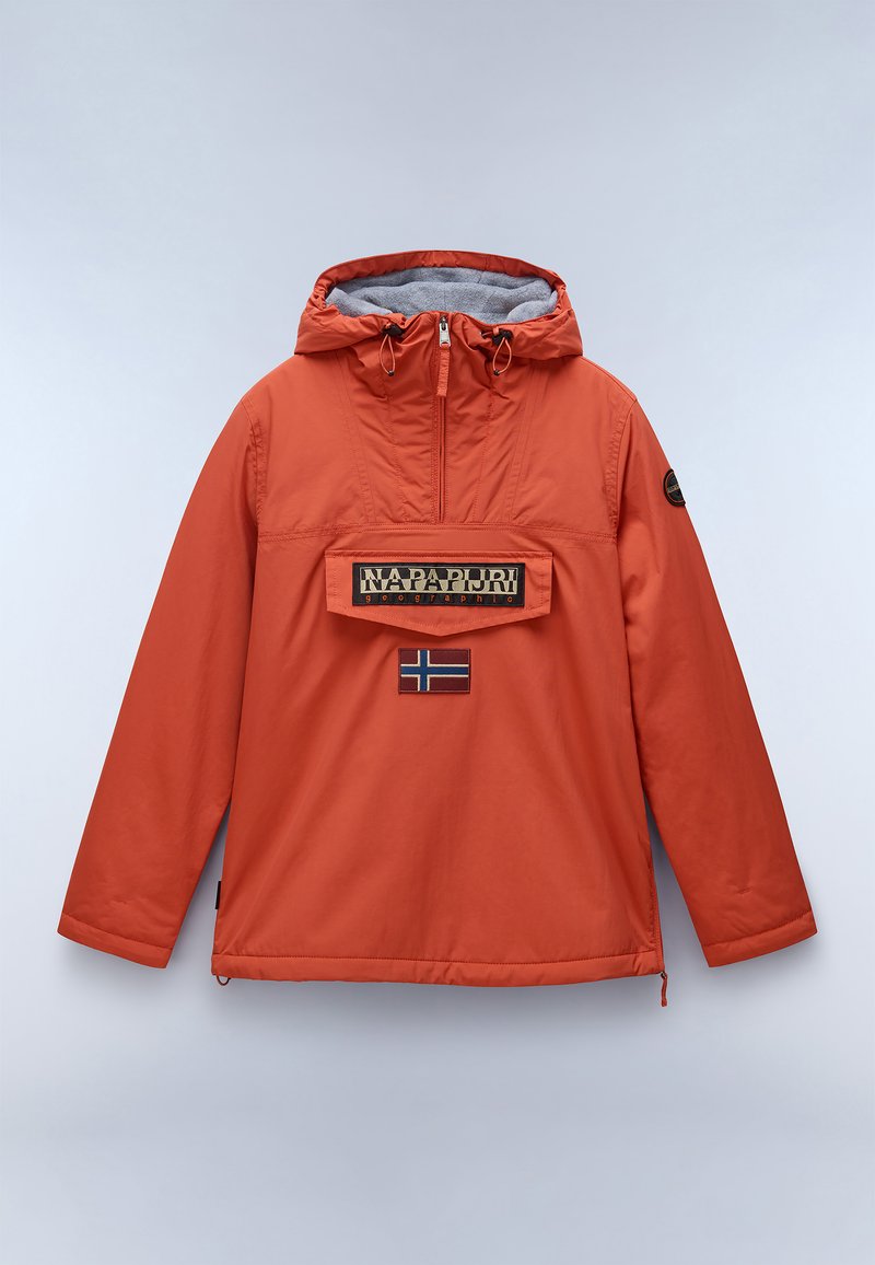 Orange hættejakke med frontlynlås, fleeceforing, Napapijri-logo og norsk flag-patch på brystet foran en ensfarvet baggrund.
