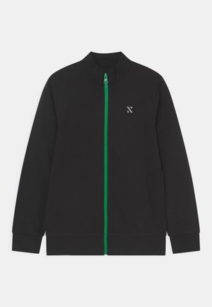 Zwarte lange mouwen jas met ritssluiting, groene ritssluiting en klein rond logo op de linker bovenborst, geribbelde manchetten en zoom.