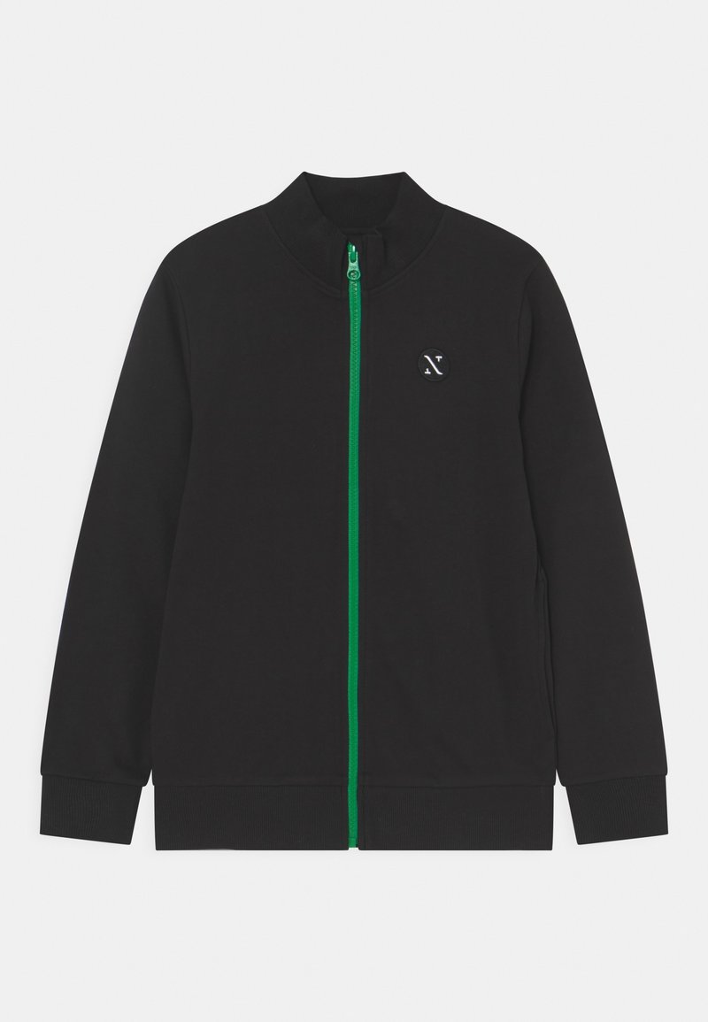 Veste noire à manches longues avec fermeture éclair verte et petit logo rond sur le haut gauche de la poitrine, poignets et ourlet côtelés.