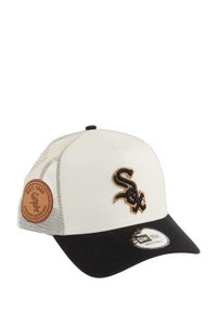 Verstellbare Baseballmütze in Creme und Schwarz. Mit Mesh-Seiten, einem gestickten "Sox"-Logo und einem runden Lederpatch mit Teamdetails.