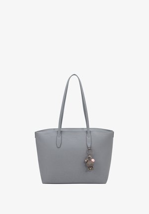 Sac fourre-tout en synthétique gris avec deux longues poignées, un design structuré et un charme attaché présentant des formes géométriques dans des couleurs douces.