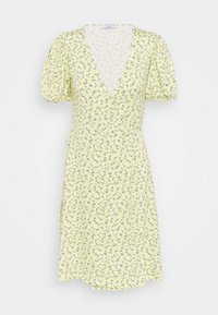 Geel bloemen wikkeljurk met puffmouwen, v-hals en een getailleerde taille, voorzien van een delicate bloemenprint en lichtgewicht stof.