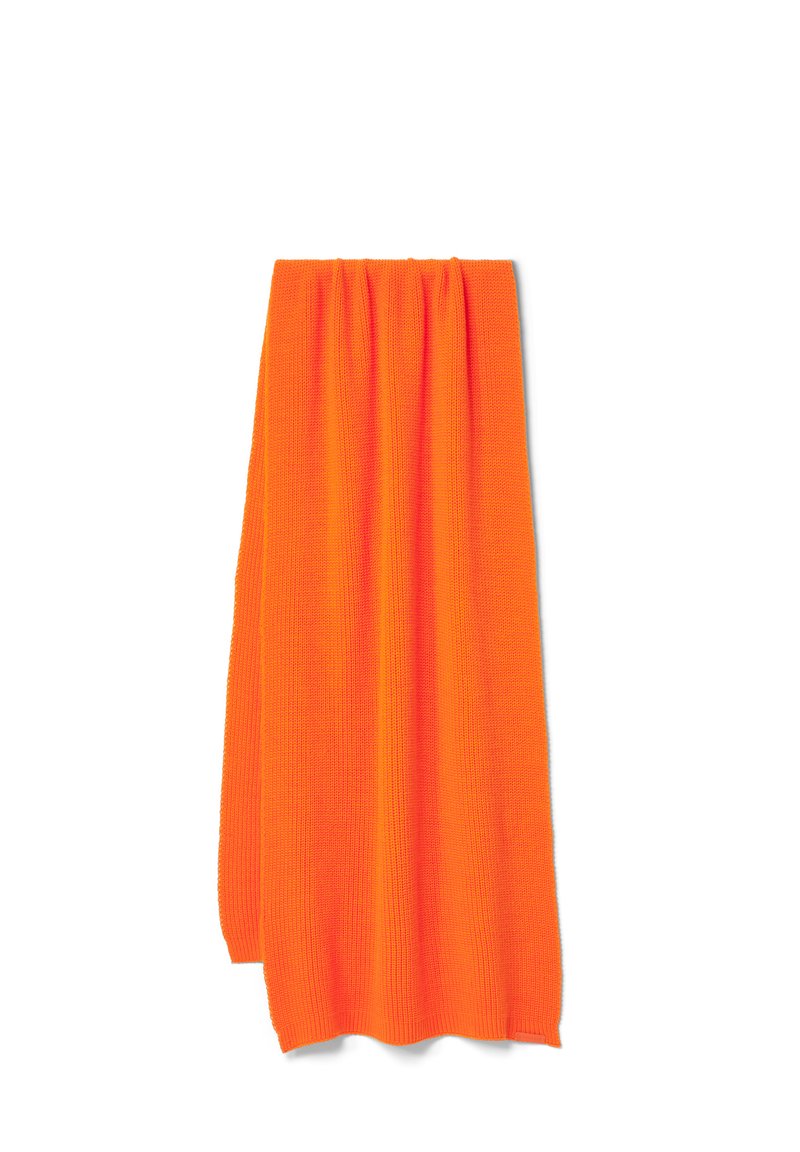 Lys orange strikket stof hænger lodret. Det har et struktureret, ribbet mønster med blødt, fleksibelt materiale. Ingen pynt eller udsmykninger er synlige.