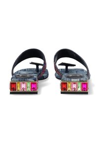 Chanclas de denim azul con un talón trasero decorado con piedras preciosas rectangulares multicolores en ajustes de rosa, verde y amarillo.