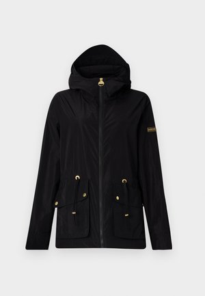 Must olnud kergest mustast jope kapuutsiga, kuldse metallist detailidega, kahe esisegaga taskuga ning nööriga detailidega vööl ja taskutes. Veekindel materjal.