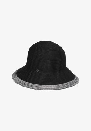 Schwarzer gewebter Fischerhut mit breiter Krempe, die eine graue Kante aufweist, und einem kleinen Metalllogo an der Seite.