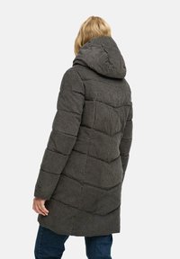 Vadderad jacka i mörkgrått, med ett strukturerat material, huva och diagonalt kviltat mönster. Bakåtvänd bild med en slät yta.